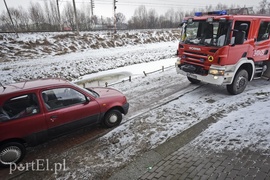 Cofając wjechała do… rzeki