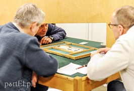 Brydżyści usiedli do stołu