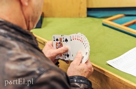 Brydżyści usiedli do stołu