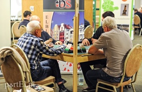 Brydżyści usiedli do stołu