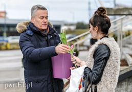 Uśmiech za kwiatka, czyli jak portEl Dzień Kobiet świętował
