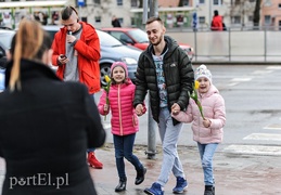 Uśmiech za kwiatka, czyli jak portEl Dzień Kobiet świętował