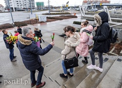 Uśmiech za kwiatka, czyli jak portEl Dzień Kobiet świętował