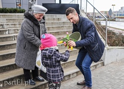 Uśmiech za kwiatka, czyli jak portEl Dzień Kobiet świętował