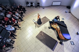 Muzyczna rozmowa przy skrzypcach, wiolonczeli i fortepianie