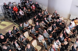 Muzyczna rozmowa przy skrzypcach, wiolonczeli i fortepianie