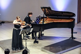 Muzyczna rozmowa przy skrzypcach, wiolonczeli i fortepianie