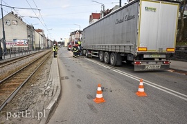 Kolizja toyoty z tirem, utrudnienia na Browarnej