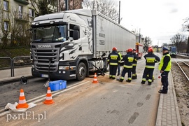 Kolizja toyoty z tirem, utrudnienia na Browarnej