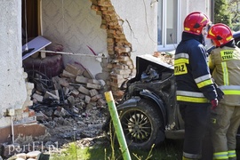 Samochód uderzył w budynek