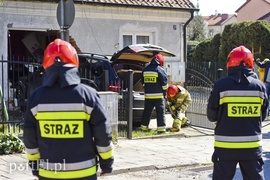 Samochód uderzył w budynek