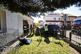 Samochód uderzył w budynek