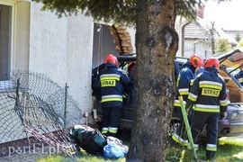 Samochód uderzył w budynek