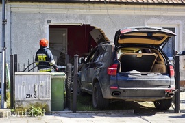 Samochód uderzył w budynek