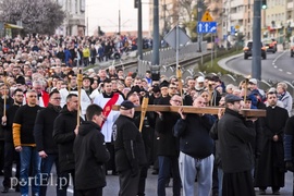 Nieśli krzyż przez miasto