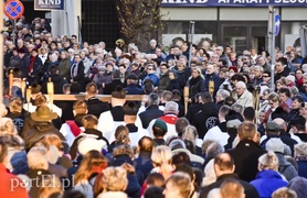 Nieśli krzyż przez miasto