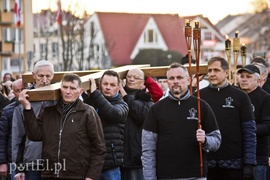 Nieśli krzyż przez miasto