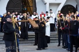 Nieśli krzyż przez miasto