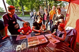 Wieczorne gry, pokazy i wystawy