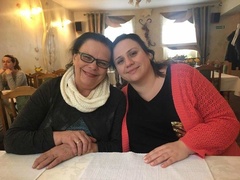Moja Mama jest wyjątkowa, ponieważ
• Jest moją najlepszą przyjaciółką, dzięki której mam dobre wspomnienie z dzieciństwa (od małego uczyła mnie gotować, robiła kawę inkę w zabawkowym zestawie kawowym, którą razem oczywiście piłyśmy, czytała mi książki, robiła mi super makijaż na szkolne dyskoteki, wysłuchiwała moich wypracowań ...)
• Do tej pory potrafi złapać nas głupawka i nie możemy powstrzymać się od śmiechu
• Nauczyła mnie obowiązkowości, pracowitości, punktualności i czystości (no zostałam księgową jak moja mama )
• Dzięki niej nie musiałam oddawać córek do żłobka
• Mimo zmęczenia i późnej pory bawi się z wnuczką, jak ona o to poprosi
• Jest dobra dla innych
• Cały czas na mnie „krzyczy", jak zrobię bałagan na swojej półce z ubraniami (dodam, że mam już prawie 32 lata )
• Była przy mnie w trudnych chwilach
• Dała mi życie