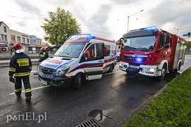 Ford uderzył w drzewo na ul. Płk. Dąbka