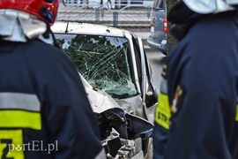 Ford uderzył w drzewo na ul. Płk. Dąbka
