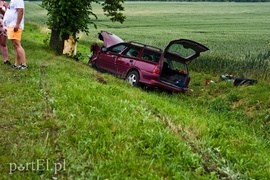 Opel uderzył w drzewo