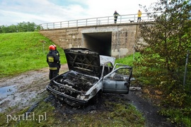 Porzucony nissan spłonął pod trasą S22
