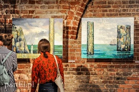 Salon pełen artystów