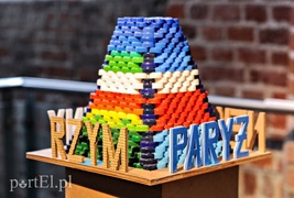 Salon pełen artystów