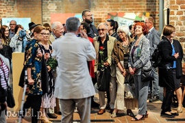 Salon pełen artystów