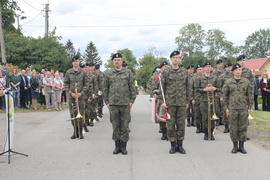 Mieszkańcy pamiętają o bohaterskim pilocie Mieszkańcy pamiętają o bohaterskim pilocie