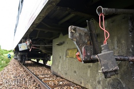 Wjechali pod pociąg, trzy osoby ranne