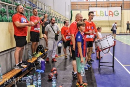 Kibicują, wspierają, dobrze się bawią