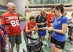 Kibicują, wspierają, dobrze się bawią