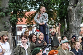 A przy barykadzie toczyło się życie...