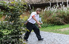 A przy barykadzie toczyło się życie...