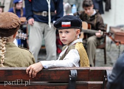 A przy barykadzie toczyło się życie...