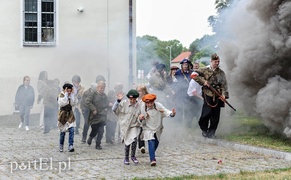 A przy barykadzie toczyło się życie...