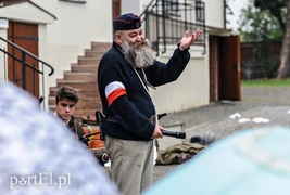 A przy barykadzie toczyło się życie...