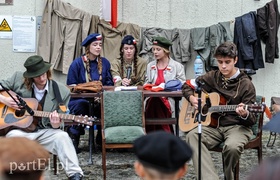 A przy barykadzie toczyło się życie...