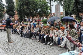 A przy barykadzie toczyło się życie...