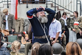 A przy barykadzie toczyło się życie...