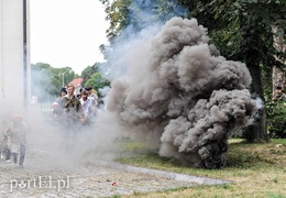 A przy barykadzie toczyło się życie...