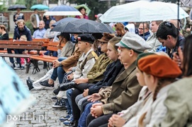 A przy barykadzie toczyło się życie...