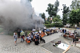 A przy barykadzie toczyło się życie...