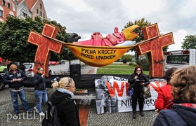 Protestujący:\"Pycha w kościele katolickim jest najgorszym grzechem\"