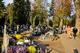Elblążanie odwiedzają groby bliskich