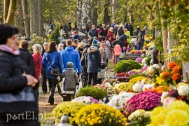 Elblążanie odwiedzają groby bliskich