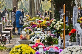 Elblążanie odwiedzają groby bliskich